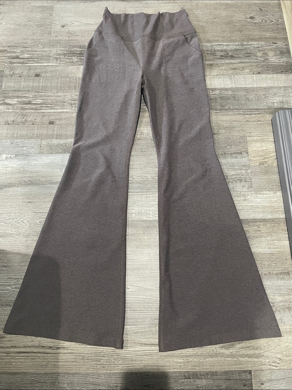 Spacedye flare with pockets. Excellent condition. Gray size medium 31” inseam